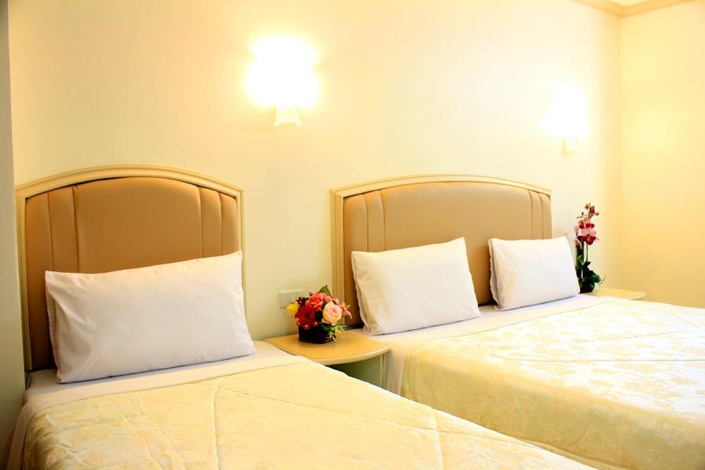P.A. Ville Hotel Накхон Сауан Екстериор снимка